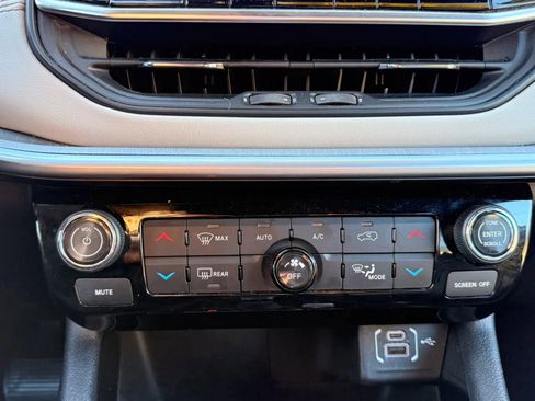 Used 2025 Jeep Compass Limited image 24