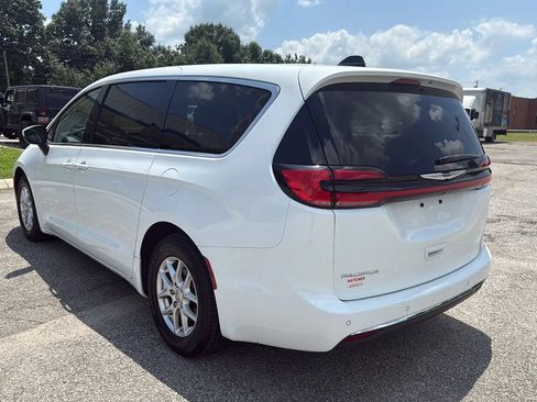 Used 2023 Chrysler Pacifica Touring-L FWD image 3