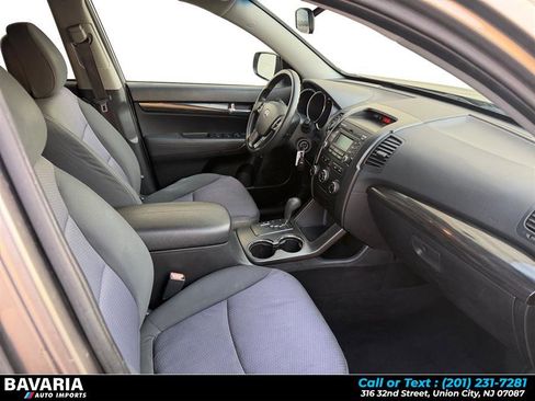 Used 2012 Kia Sorento LX w/ Third Row Pkg FWD image 17