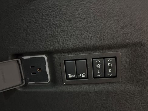 Used 2026 Chevrolet Suburban High Country AWD/4WD image 37