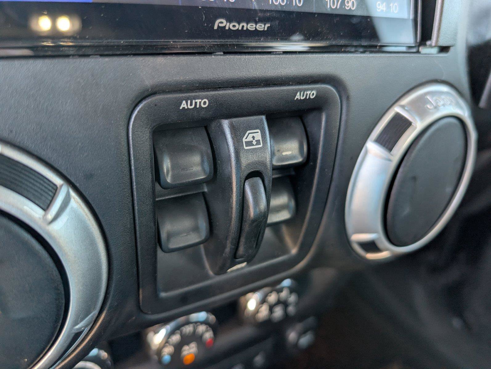 Used 2013 Jeep Wrangler Unlimited Rubicon AWD/4WD image 23