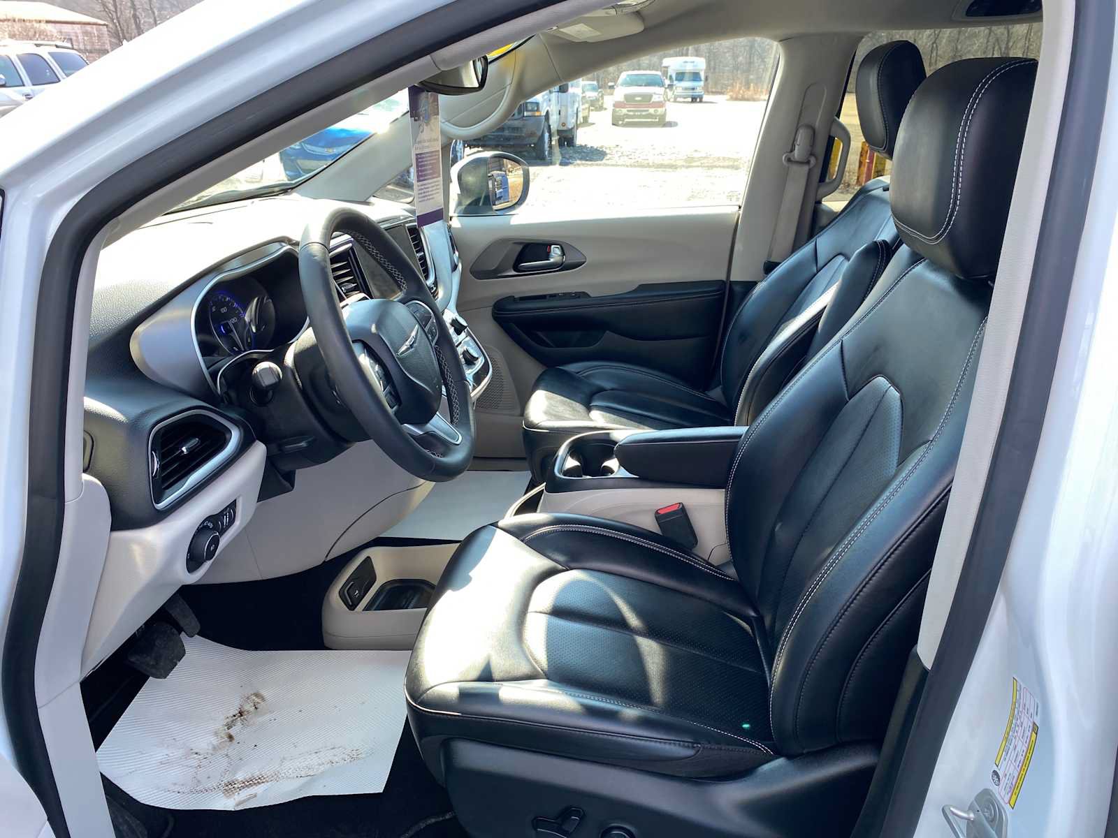 Used 2023 Chrysler Pacifica Touring-L FWD image 10