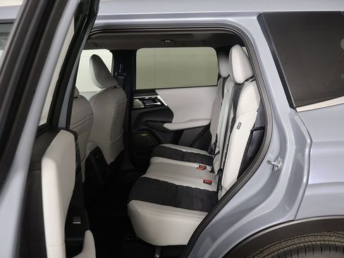 New 2026 Mitsubishi Outlander SE FWD image 34