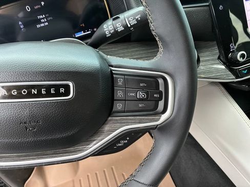 Used 2022 Jeep Wagoneer Series III AWD/4WD image 22