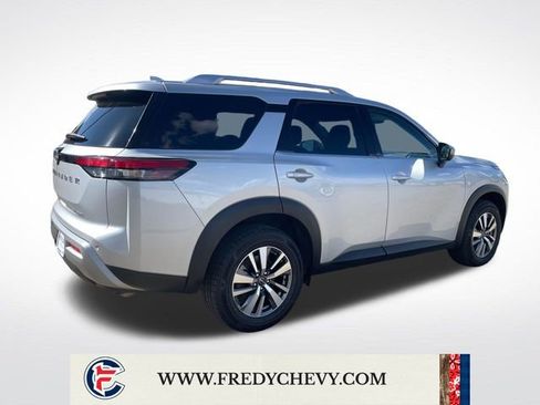 Used 2025 Nissan Pathfinder SL AWD/4WD image 5