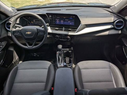 Used 2025 Chevrolet Trax LT FWD image 15