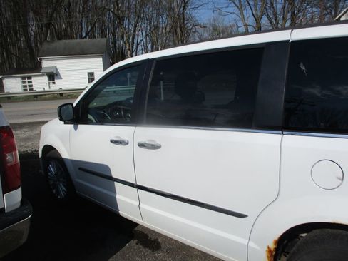 Used 2014 Chrysler Town & Country Touring-L w/ Driver Convenience Group image 4