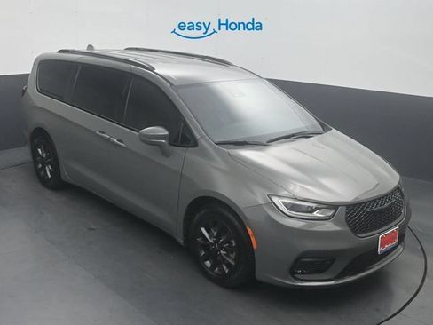 Used 2021 Chrysler Pacifica Touring-L w/ Uconnect Theater Family Group FWD image 19