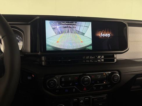 Used 2025 Jeep Wrangler Unlimited Sahara w/ Safety Group AWD/4WD image 18