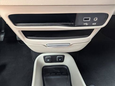 Used 2020 Chrysler Voyager Lxi FWD image 32