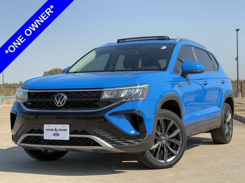 Used 2023 Volkswagen Taos SE w/ Panoramic Sunroof Package FWD image 2