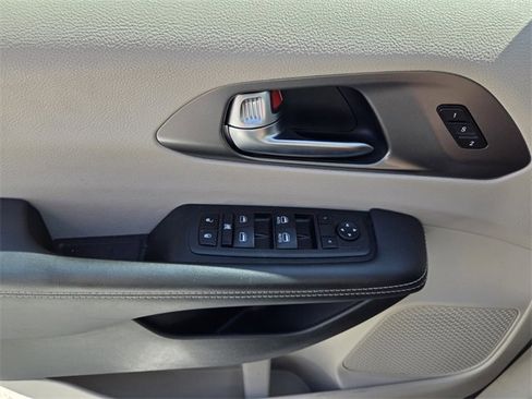 Certified 2023 Chrysler Pacifica Touring-L image 22