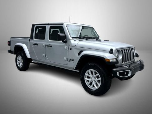 Used 2023 Jeep Gladiator Sport AWD/4WD image 3