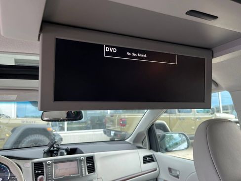 Used 2011 Toyota Sienna XLE w/ Premium Pkg AWD/4WD image 14