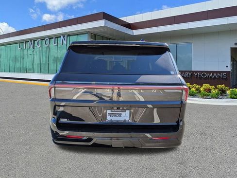 New 2026 Lincoln Navigator Premiere image 5