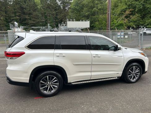 Used 2017 Toyota Highlander XLE AWD/4WD image 4