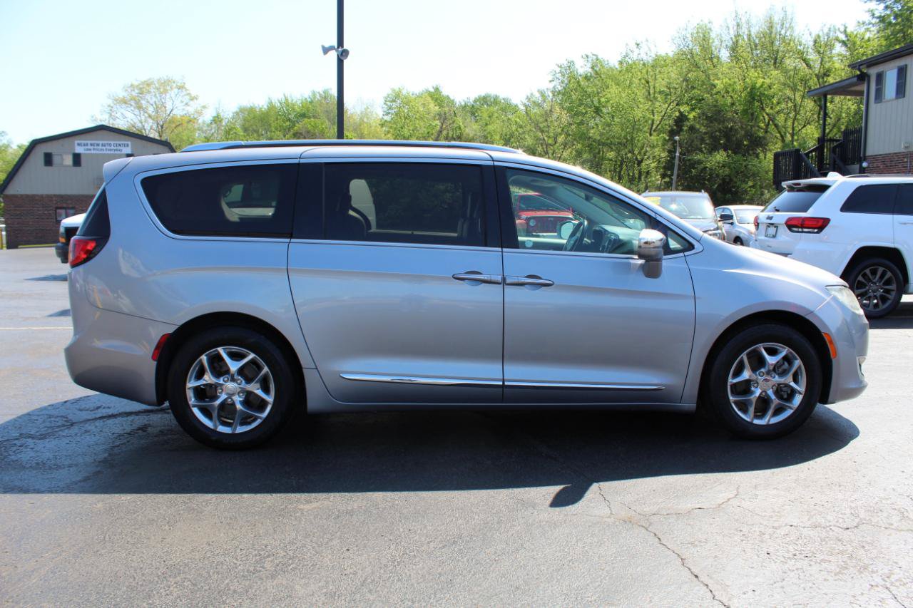 Used 2019 Chrysler Pacifica Limited FWD image 4