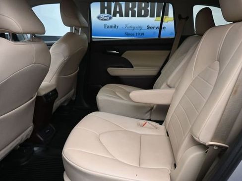 Used 2021 Toyota Highlander XLE FWD image 11