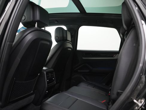 Used 2025 Porsche Cayenne AWD/4WD image 18