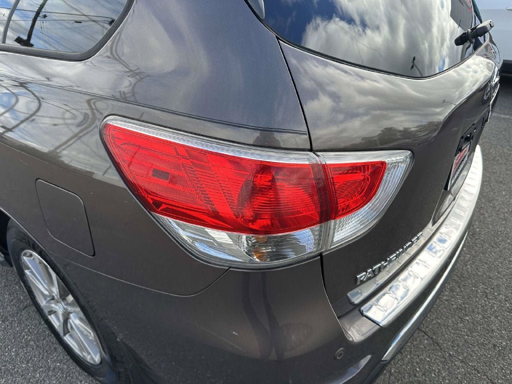 Used 2015 Nissan Pathfinder SV w/ Cargo Package FWD image 9