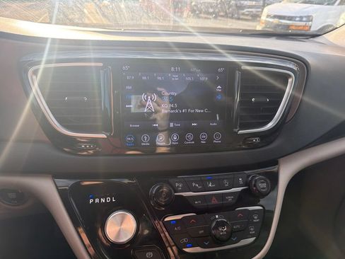 Used 2018 Chrysler Pacifica Touring-L Plus FWD image 13