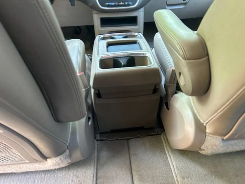 Used 2015 Chrysler Town & Country Touring FWD image 26