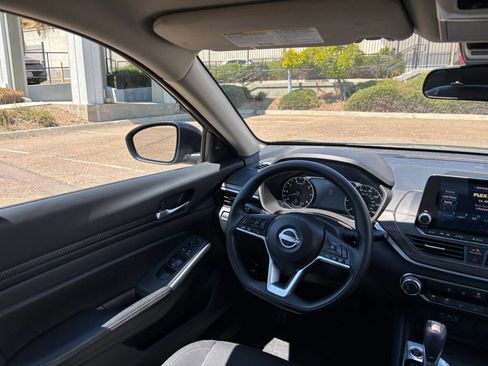 Used 2025 Nissan Altima 2.5 SV FWD image 34