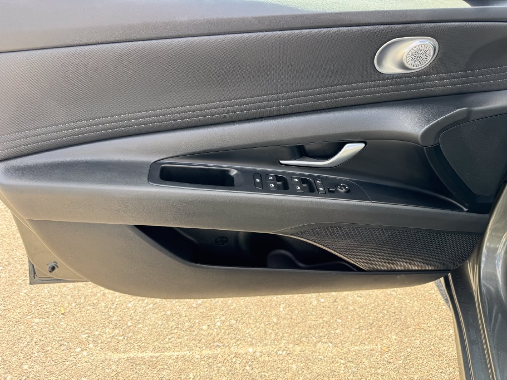 Certified 2025 Hyundai Elantra SEL FWD image 21