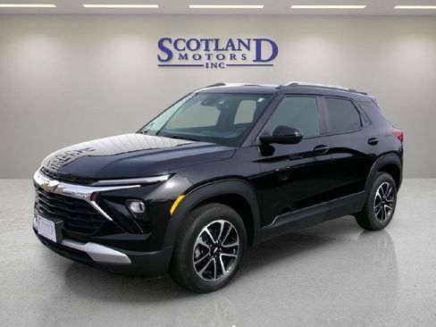 Used 2025 Chevrolet TrailBlazer LT AWD/4WD image 2