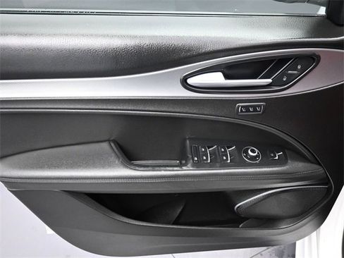Used 2022 Alfa Romeo Stelvio Veloce image 5