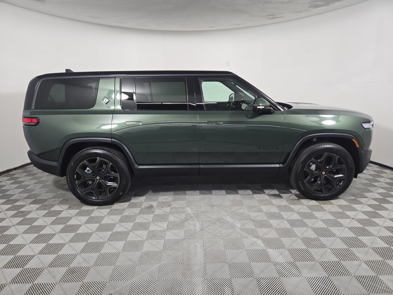 Used 2025 Rivian R1S Adventure Dual AWD/4WD image 6