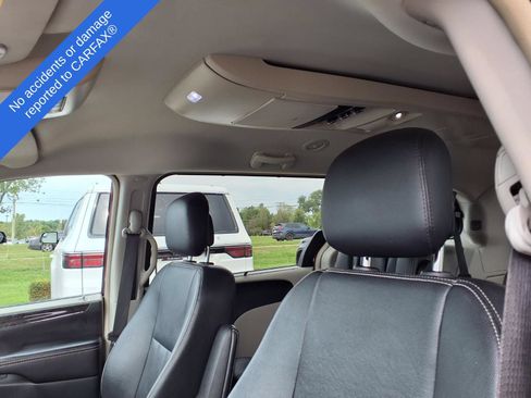Used 2015 Chrysler Town & Country Touring-L FWD image 17