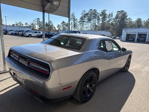 Used 2016 Dodge Challenger SXT image 6