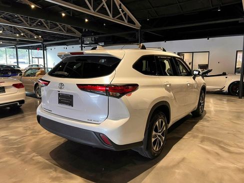 Used 2022 Toyota Highlander XLE image 5