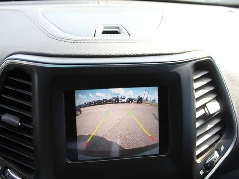Used 2019 Jeep Cherokee Latitude w/ Popular Appearance Group FWD image 17