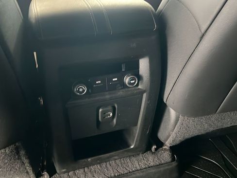 Used 2022 Chevrolet Traverse LT w/ Midnight/Sport Edition FWD image 18
