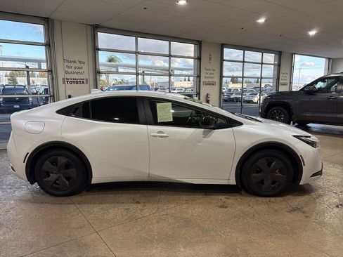 Certified 2025 Toyota Prius Plug-In Hybrid image 3