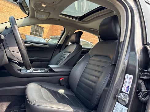 Used 2017 Ford Fusion SE w/ Fusion SE Technology Package FWD image 7