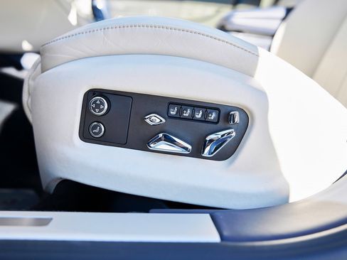 Used 2024 Bentley Flying Spur V8 image 34