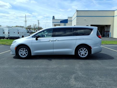 Used 2024 Chrysler Pacifica Touring-L FWD image 4