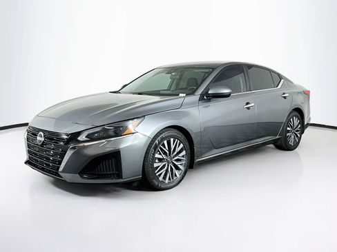 Used 2023 Nissan Altima 2.5 SV FWD image 3