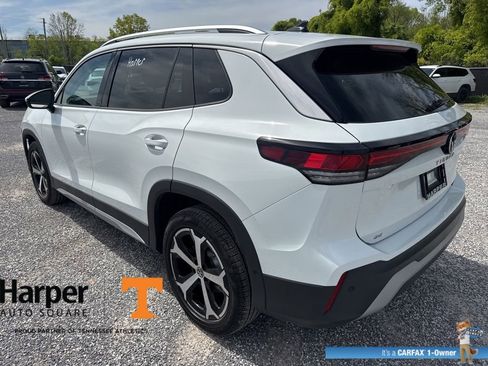 Used 2025 Volkswagen Tiguan SE w/ Panoramic Sunroof Package image 3