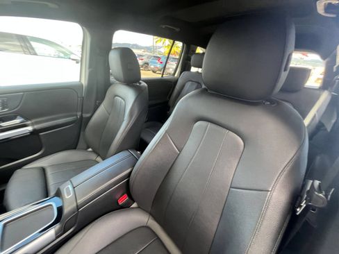 Used 2025 Mercedes-Benz GLB 250 4MATIC image 32