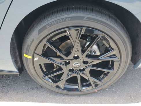 New 2025 Nissan Sentra SR w/ Midnight Edition image 7