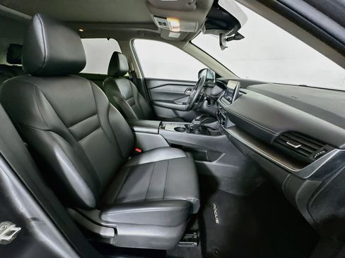 Used 2025 Nissan Rogue SV w/ SV Premium Package FWD image 31