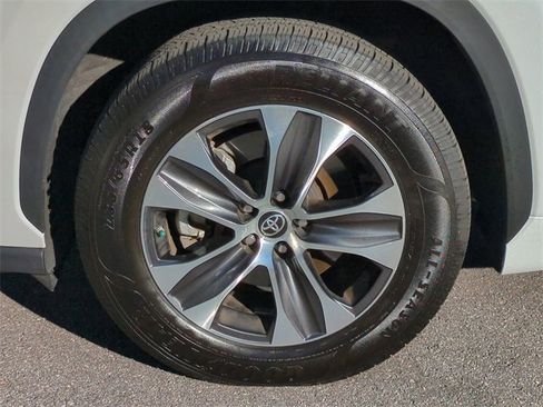 Used 2022 Toyota Highlander XLE image 11