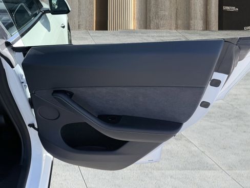 Used 2025 Tesla Model Y Long Range image 39