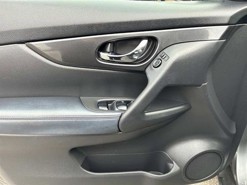 Used 2017 Nissan Rogue SV w/ SV Premium Package image 20