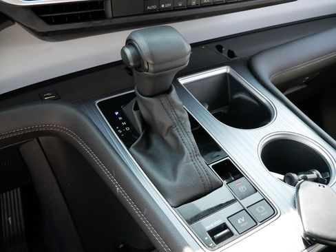 Certified 2025 Toyota Sienna LE FWD image 8