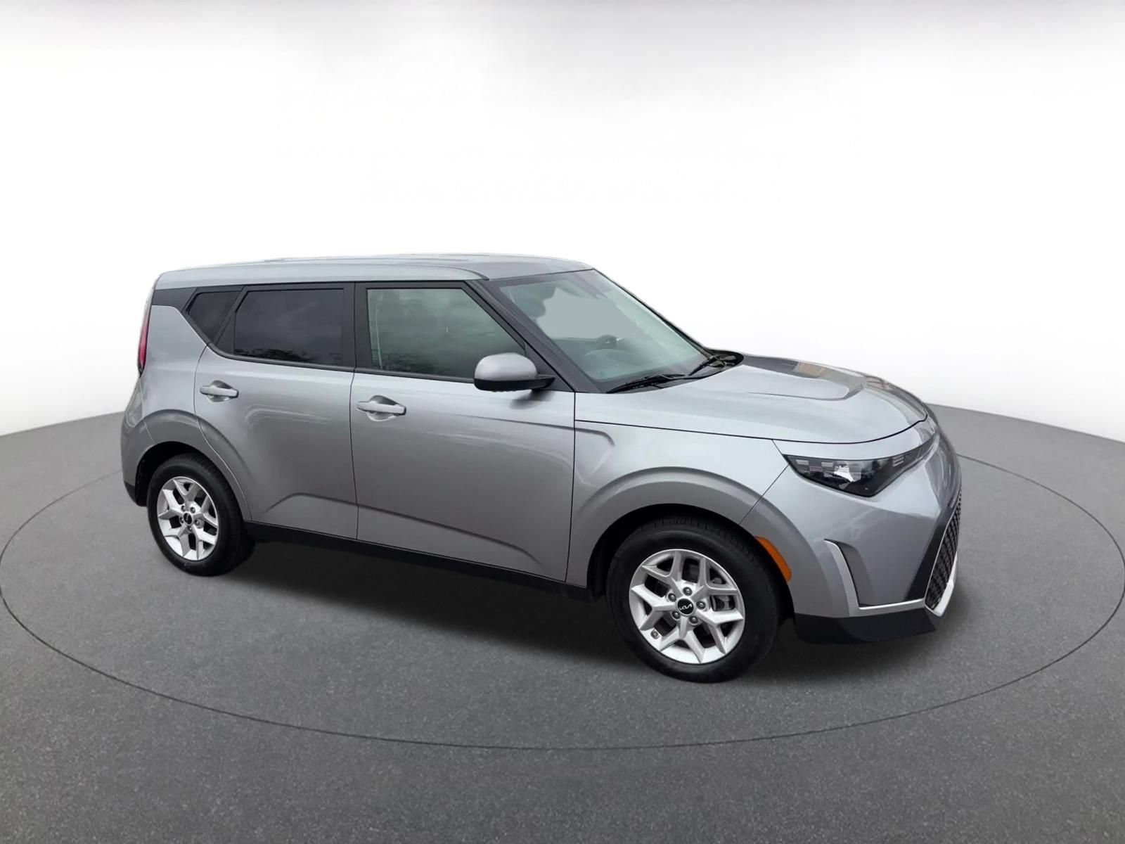 Used 2025 Kia Soul LX w/ LX Technology Package FWD image 2